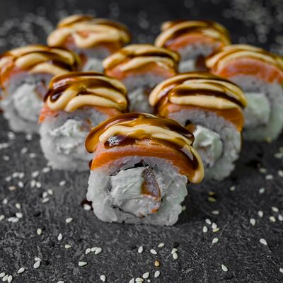 Ролл Опаленный лосось в Restobar Первый & Ресторан доставки Личный повар по цене 599 ₽