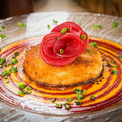 Сочная камчатская котлета с мясом краба и гарниром из кореньев в Экспедиция по цене 3000 ₽