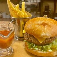 Домашний бургер с сыром и картофелем фри в Хуторок