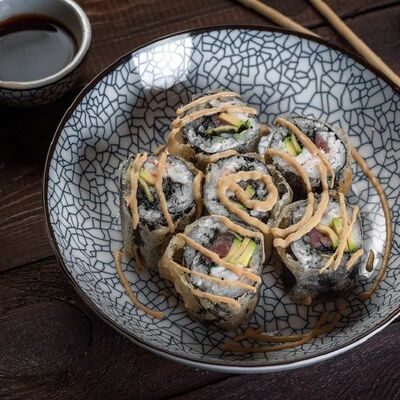 Теплый ролл с креветкой и тунцом в Эбби Noodles & Sushi Bar по цене 480