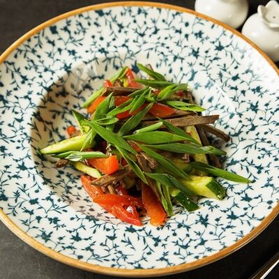 Грузинский салат с отварной говядиной в Вах Гиви! по цене 720 ₽