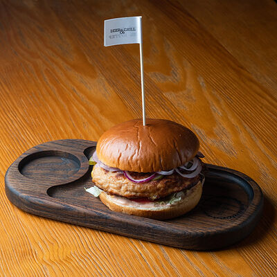 Бургер Juicy Lucy с котлетой из мраморной говядины и сыром чеддер в Beer & Grill по цене 980 ₽