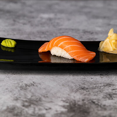 Суши с лососем в Море Есть по цене 320 ₽