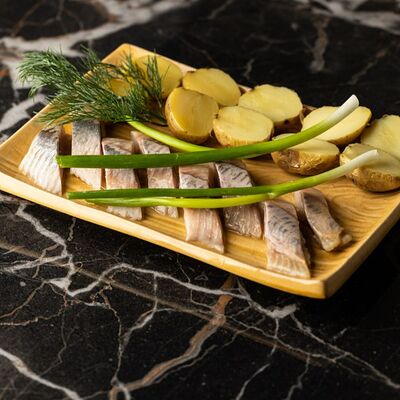 Сельдь с отварной картошкой в Sesilia по цене 485