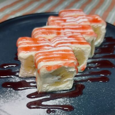 Сладкий ролл ванильный с клубничным топпингом в Марсель по цене 455 ₽