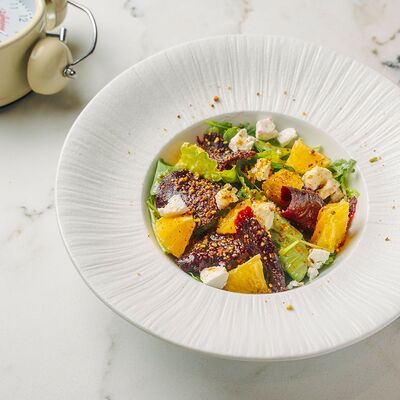 Салат со свеклой и брынзой в Завтрачная по цене 390 ₽