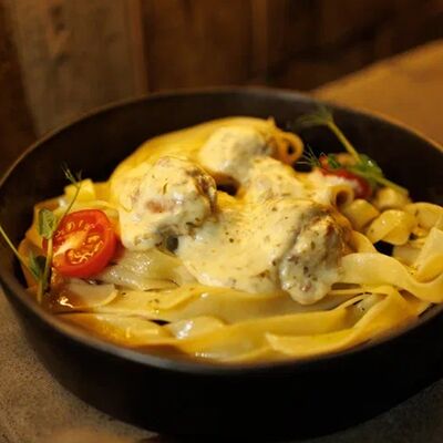 Кенигсбергские фрикадельки с пастой феттучине в Cubby Bar по цене 620 ₽