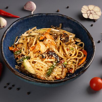 Вок с морепродуктами и овощами в соусе удон в Активити парк по цене 530 ₽