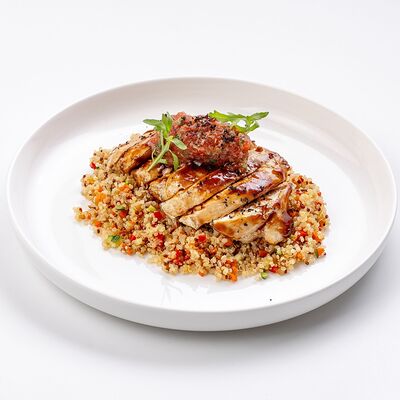 Куриная грудка с киноа и овощами в Bistro Pizzateca 9.8 по цене 800 ₽