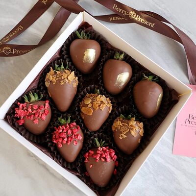 Клубника в шоколаде набор Молочный (9-12 ягод) в Berry Present по цене 1890 ₽