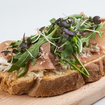 Брускетта с пармским окороком в Градус Баллинга по цене 640 ₽