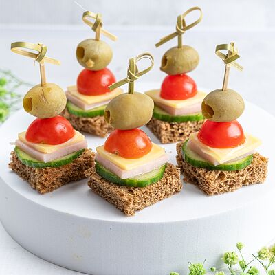 Ассорти с ржаным хлебом и гаудой в KanapeFest по цене 1480 ₽