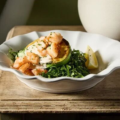 Теплый авокадо с креветкой и шпинатом в Ribambelle по цене 1100 ₽