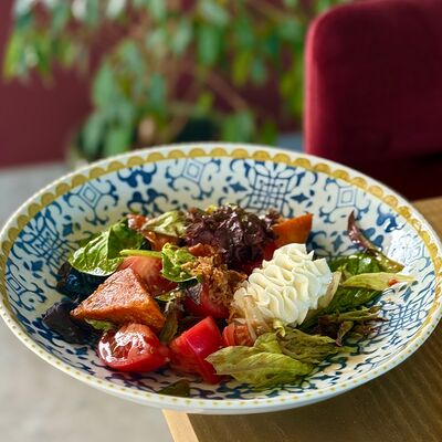 Салат с хрустящими баклажанами и творожным сыром в Orengo food по цене 610 ₽