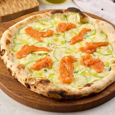 Пицца с маринованной форелью, цукини и сливочным соусом 33 см в Si по цене 1500