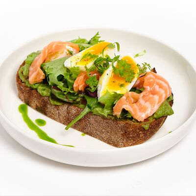 Цельнозерновой тост с гуакамоле и лососем в Ciro bistro по цене 990 ₽