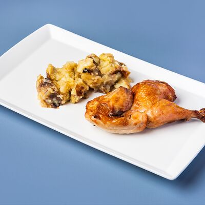 Половина цыпленка с печеным картофелем в Лу по цене 1150 ₽