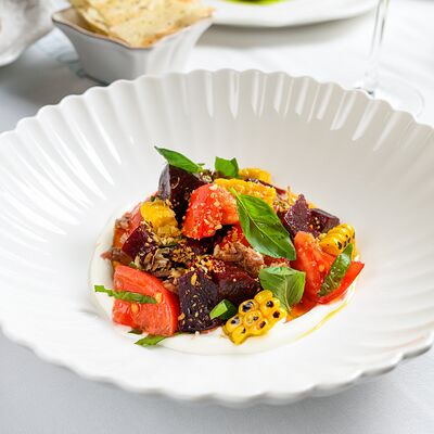 Салат с копченой свёклой, сладкими томатами и муссом из рикотты в La Provincia по цене 1250 ₽