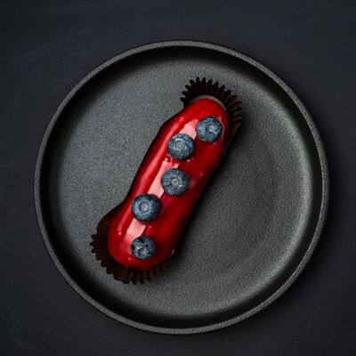 Эклер ягодный в Два веселых гуся по цене 550 ₽