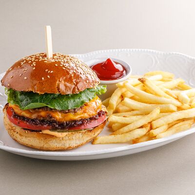 Смэш-бургер с сыром чеддер и карамельным луком в Терраса по цене 1290 ₽