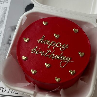  Бенто-торт хэппи бездей красный с сердечками в Кондитерская Конфетка Питер по цене 1800 ₽