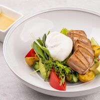 Салат Tuna в Aroma