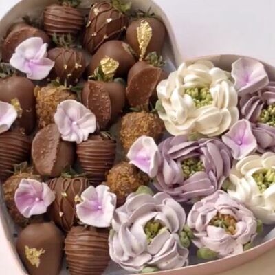 Клубника в шоколаде с цветами из зефира в Fujibox по цене 5500 ₽