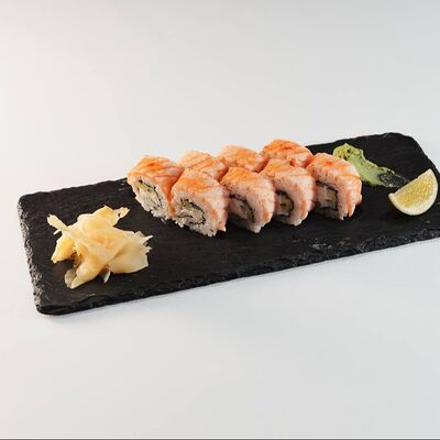 Ролл с опалённым лососем в #proсчастье по цене 790