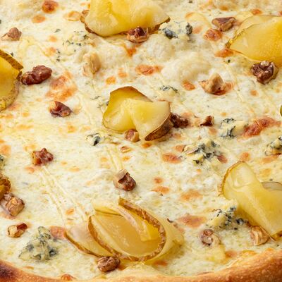 Пицца с карамелизированной грушей и горгонзолойв Чили пицца по цене 870 ₽