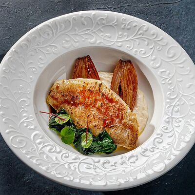 Морской окунь с кремом из печеной цветной капусты в Этажи по цене 750 ₽