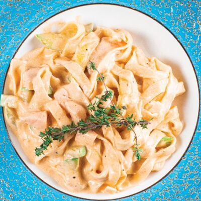 Паста Фетучини с лососем и цукини в Тальятелло по цене 750 ₽