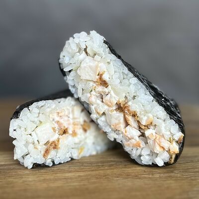 Онигири с курицей в ГансРолл по цене 260 ₽