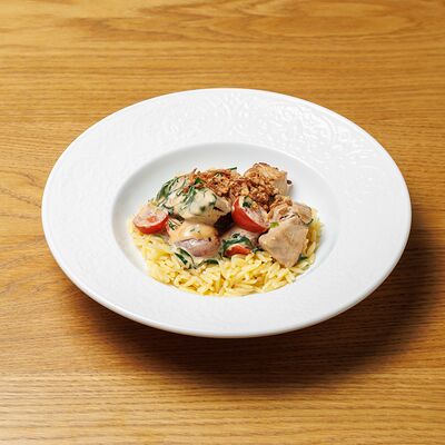 Орзо со сливочной индейкой, томатами и шпинатом в Sota по цене 837 ₽