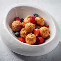Профитроли с ягодами и шоколадным соусом в Everest continental