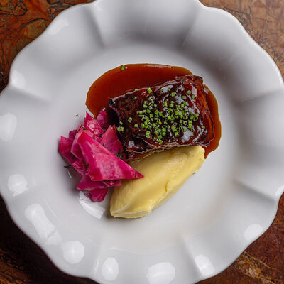 Запечённое говяжье ребро с гурийской капустой в Phantom по цене 1680 ₽