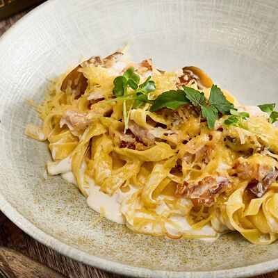 Паста с курицей и грибами в Честертон по цене 550 ₽