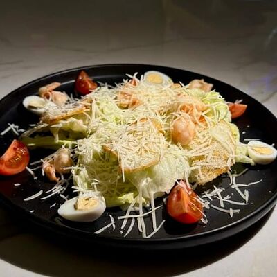 Цезарь с тигровыми креветками в Kaif Lounge по цене 700 ₽