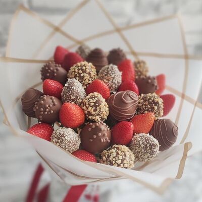 Букет из клубники, разнообразный вкус в Мастерская подарков Катерины Колбасовой по цене 4190 ₽