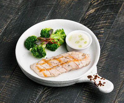 Куриная грудка су-вид с брокколи и сырно-сливочным соусом Яндекс в Снегири на Лагерном по цене 750 ₽