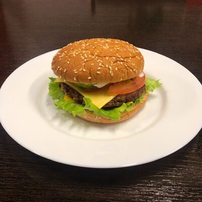 Острый гамбургер с говядиной и солеными огурцамив Rich по цене 450 ₽