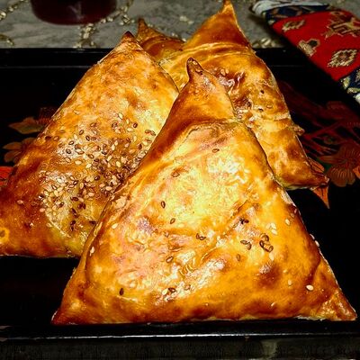 Самса говяжья в Фуд Тайм Шашлык Шаурма Пицца по цене 180 ₽