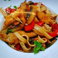 Вок лапша с курицей и овощами в КидБург