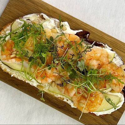 Брускетта с креветками, грушей и кедровыми орехами в L'angolo Italiano по цене 25 р.