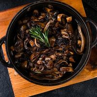 Свиные уши с карамельным луком и грудинкойв ШКВАРКИ