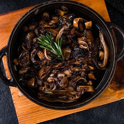 Свиные уши с грудинкой и пюре в ШКВАРКИ по цене 18 р.