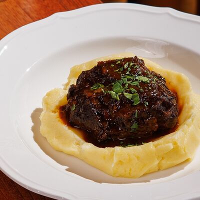 Щёчки с красным вином и картофельным пюрев TiAMA по цене 1390 ₽