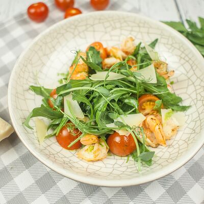 Салат с рукколой и креветками в Eat fresh по цене 590 ₽