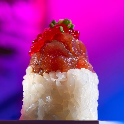 Ролл с тартаром из тунца и тапиокой Кимчив Gojira ramen по цене 910 ₽