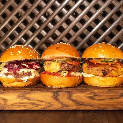 Сет из 3 мини-бургеров в Гриль Бар Понеслось по цене 900 ₽