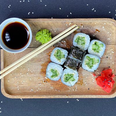 Ролл Классика с огурцом в FoodMood по цене 110 ₽